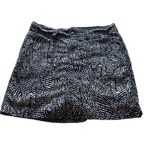 Lee woman’s skort size M black & white. Skirt and shorts in one.